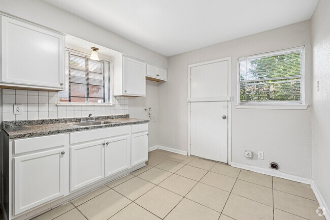 3BR, 1BA - 926SF - Dining Room - Alice Street Apartments
