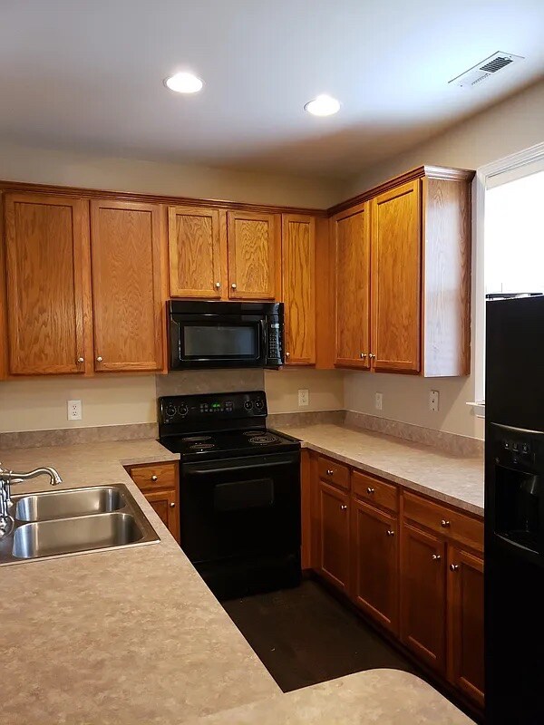 Foto del edificio - Room in Townhome on McGoogan Ln