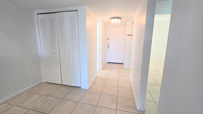 Foto del edificio - 8401 W Sample Rd