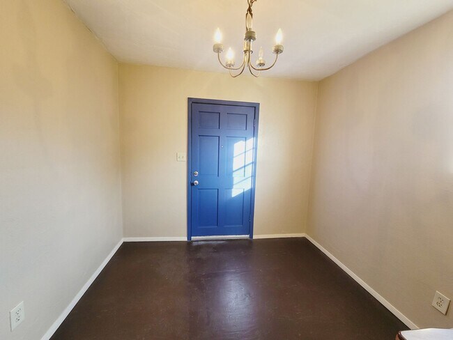 Foto del edificio - SPACIOUS 2/2 w/ Wood Floors, Washer/Dryer, Office, & Carport! Walk to Midtown Night Life! Availab...