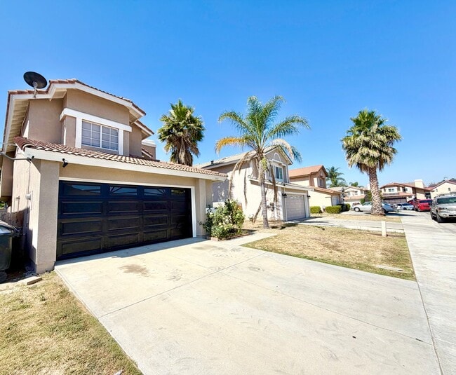 Building Photo - 4 Bedrooms, 3 Bathrooms & a Primary Suite with 2 Walk-In Closets