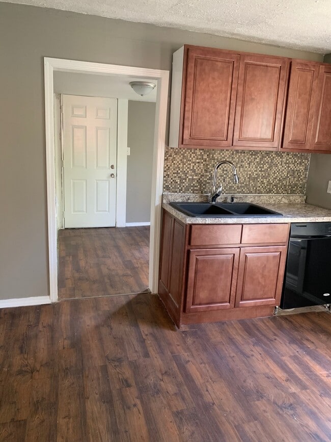 Building Photo - Rent this adorable 2 bedroom 1 bathroom Home