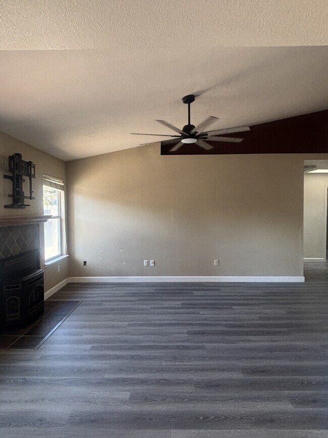 Building Photo - Riverbank 3 Bedroom 2 Bathroom Home