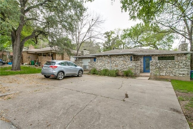 Building Photo - 2313 La Casa Dr