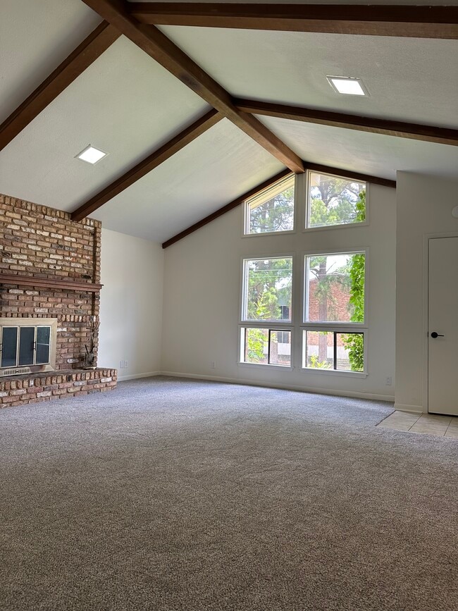 Building Photo - 4106 S Park Dr