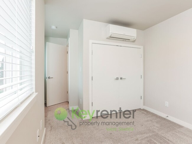 Building Photo - Bright, Modern Townhome Steps from Ballard Dining and Cafes