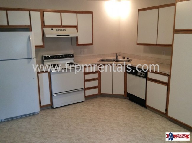 Building Photo - Nice 2 Bed/1 Bath Lower Level Apartment