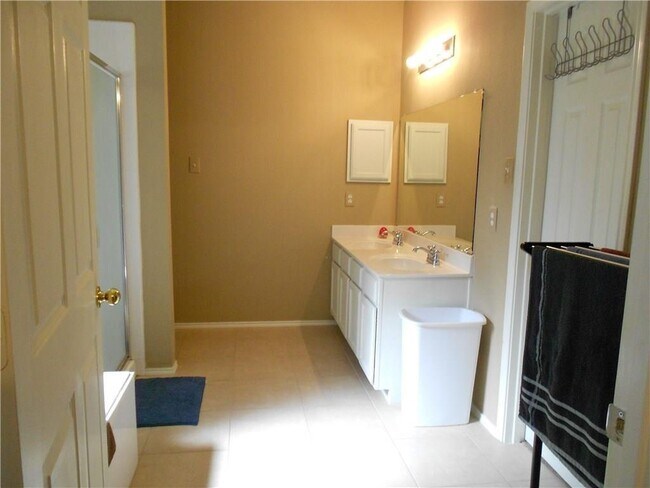 Building Photo - 2700 Cypress Point Dr