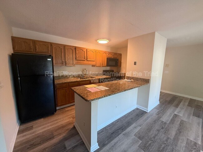 Foto del edificio - 5930 W Friendly Ave