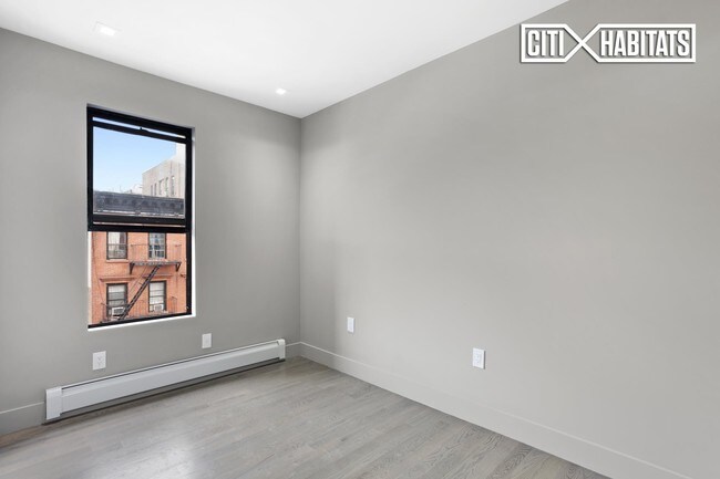 Building Photo - 204 E 112th St