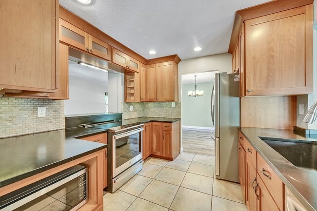 Building Photo - $2,825.00 - 4 Bedrooms, 2.5 Bathrooms, Bea...