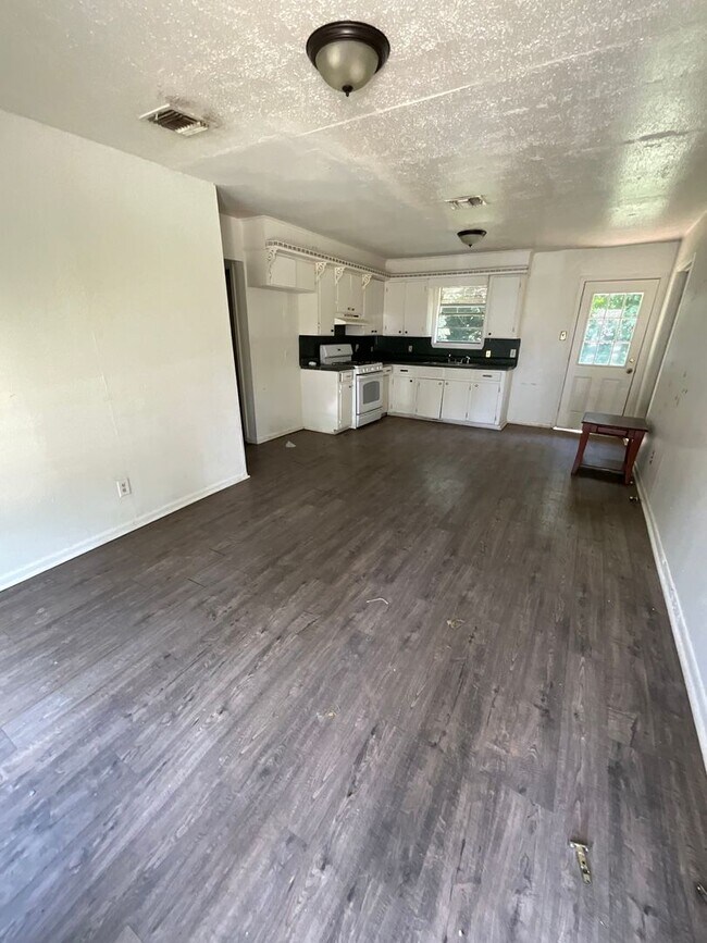 Building Photo - HOUSING SECTION 8 APPROVED