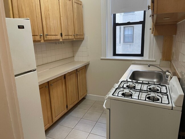 Building Photo - PACKARDS CORNER Split 2 Bed Great `1 bed alternative Utilities Inc Now or 2.1.2026