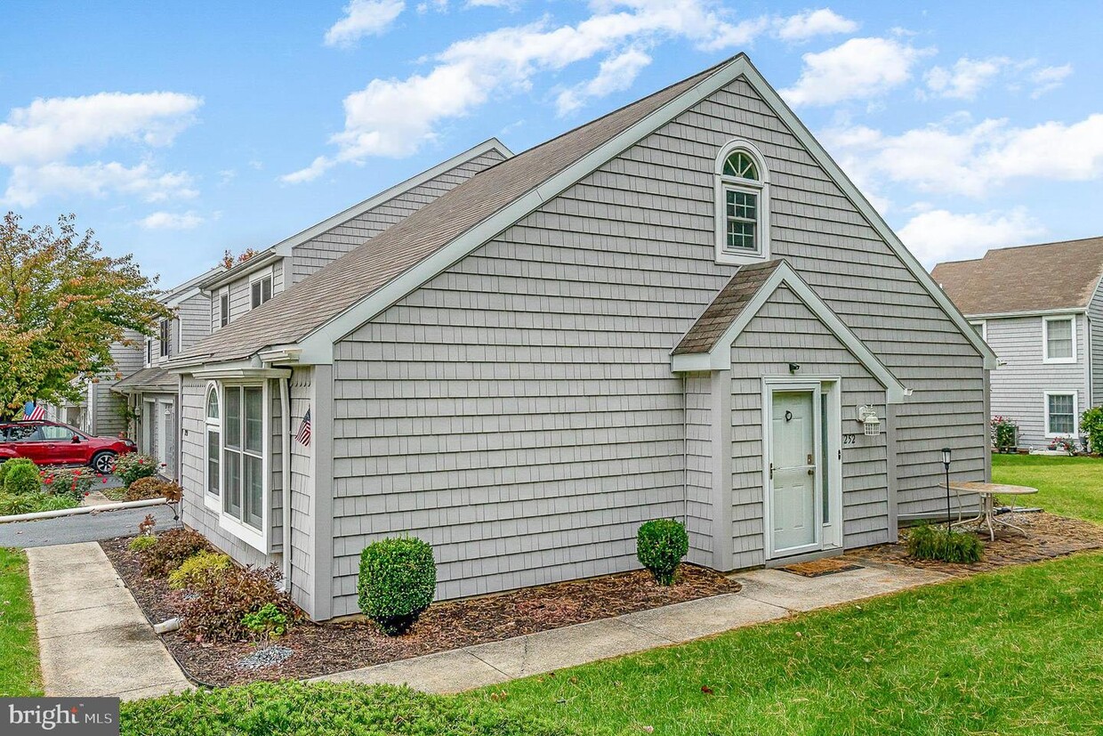 Primary Photo - 252 Crescent Dr