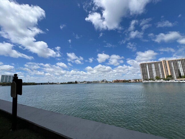 Foto del edificio - 17150 N Bay Rd