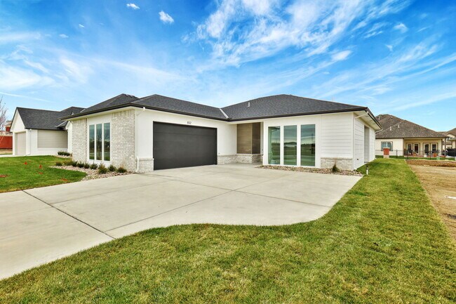 Building Photo - 832 N Speyside Cir