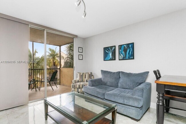 Foto del edificio - 8323 Lake Dr