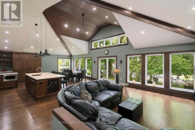 Building Photo - 307B QUEEN STREET S