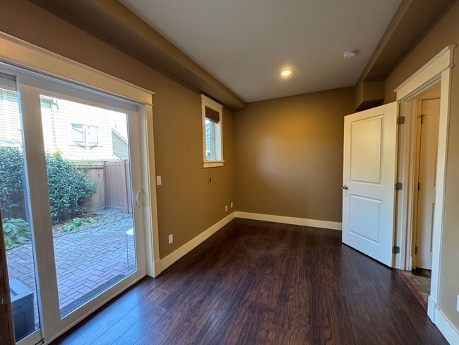 Foto del edificio - Cozy 3 bed 2.5 bath townhome on North Quee...