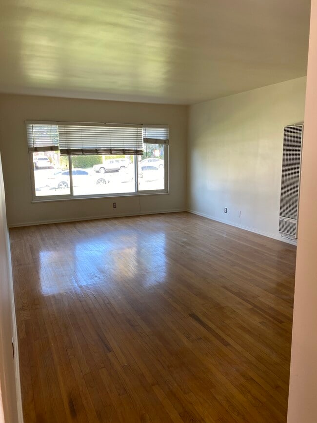 living room - 2124 N Beachwood Dr