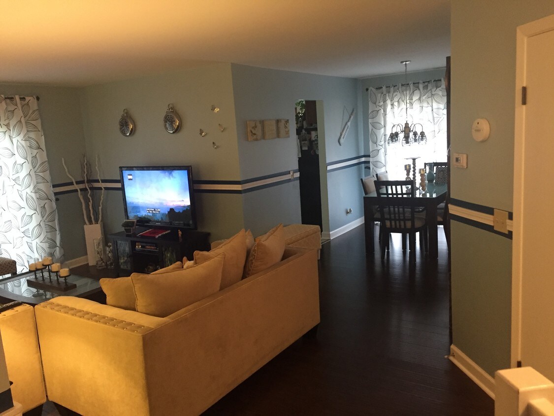 1543 Raymond Dr, Naperville, IL 60563 Condo for Rent in Naperville, IL