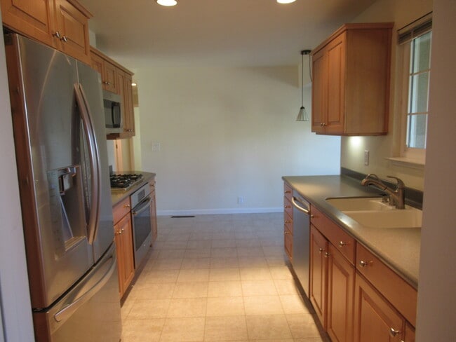 Building Photo - 4928 Mattos Dr