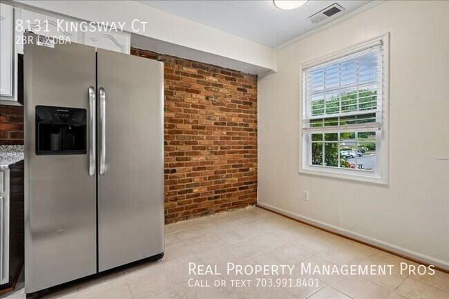 Foto del edificio - 8131 Kingsway Ct