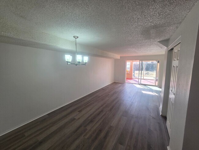 Foto del edificio - Charming 2-Story Home with Huge Sunroom – Prime South Denver Location!