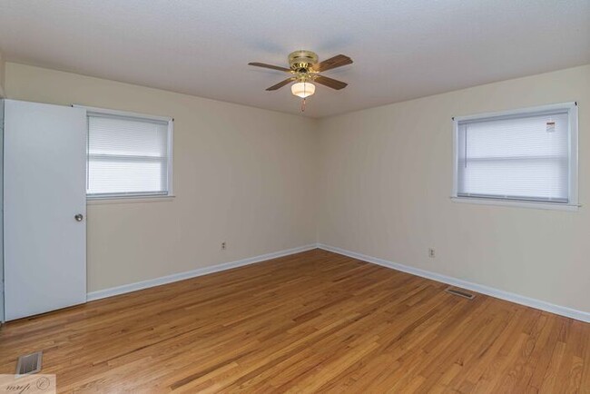 Building Photo - Oak Circle Subdivision