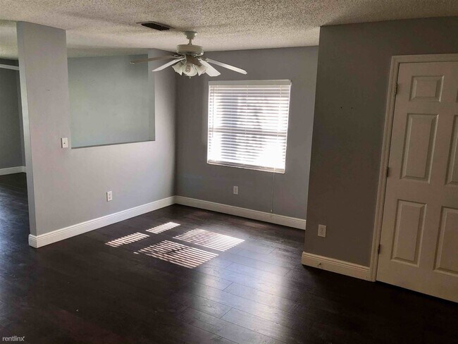 Building Photo - 3 br, 2.5 bath Townhome - 8001 Savannah Su...