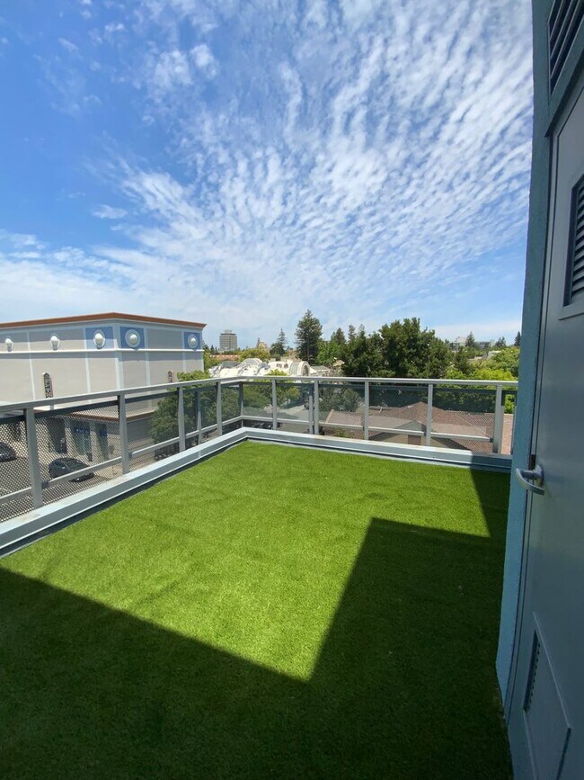 Foto del edificio - Modern Luxury Meets Prime Downtown Palo Al...