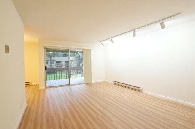 Building Photo - Updated 1 Bedroom 1 Bath Condo in Desirabl...