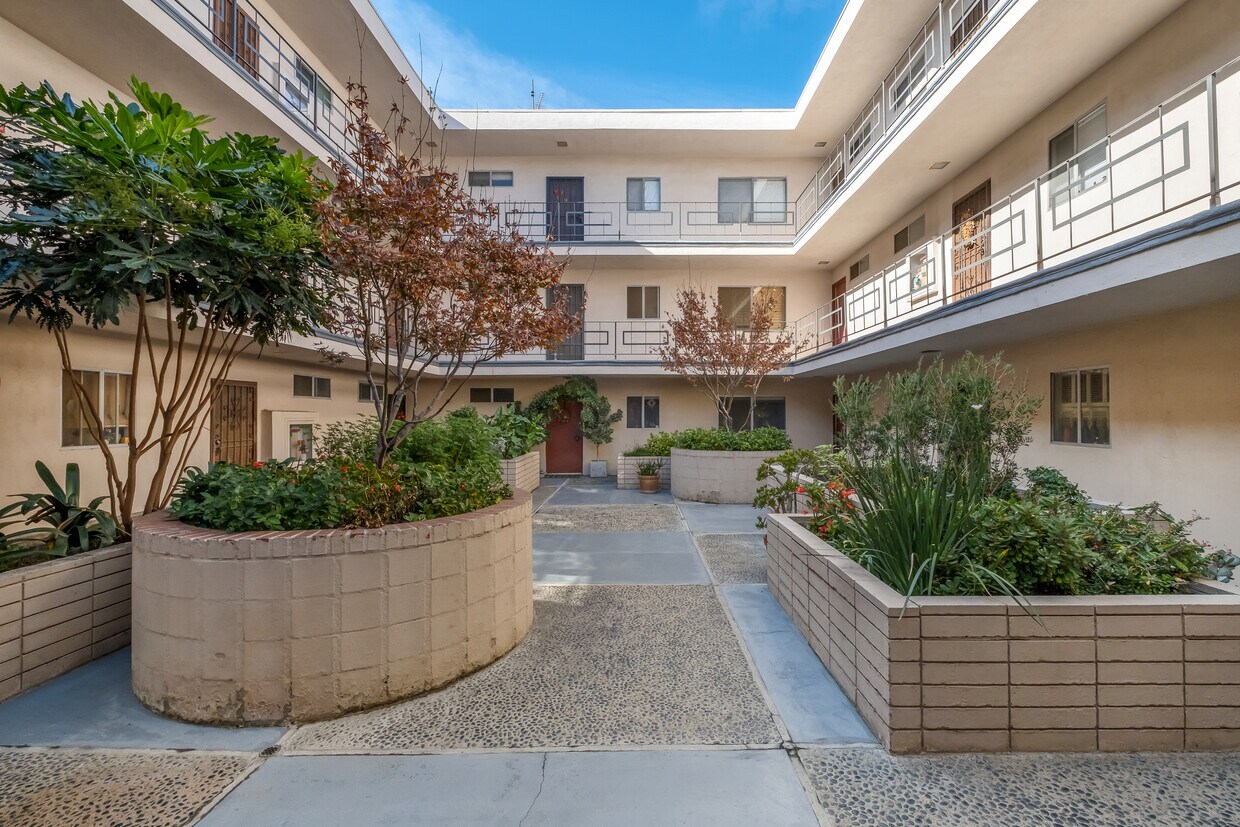 Courtyard - 1955 Tamarind Ave