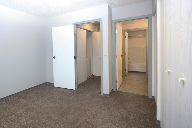 Foto del edificio - Roseau Court Townhomes