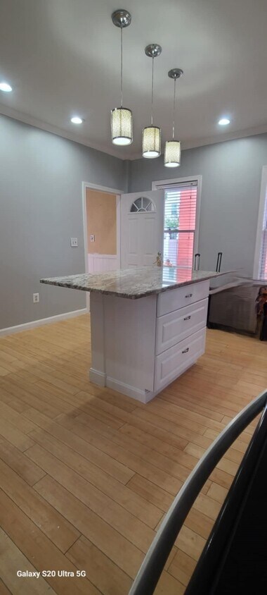 Foto principal - 162 Andover St