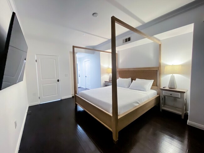 Foto del edificio - 745 N La Cienega Blvd