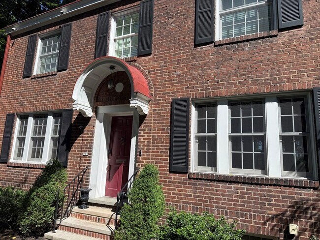 Building Photo - 506 Roslyn Pl
