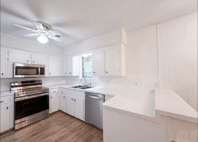 Building Photo - 9533 Skyline Dr