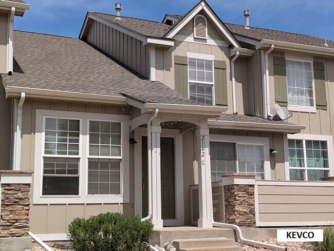 Foto del edificio - Bright Townhome Near Shopping and Food!