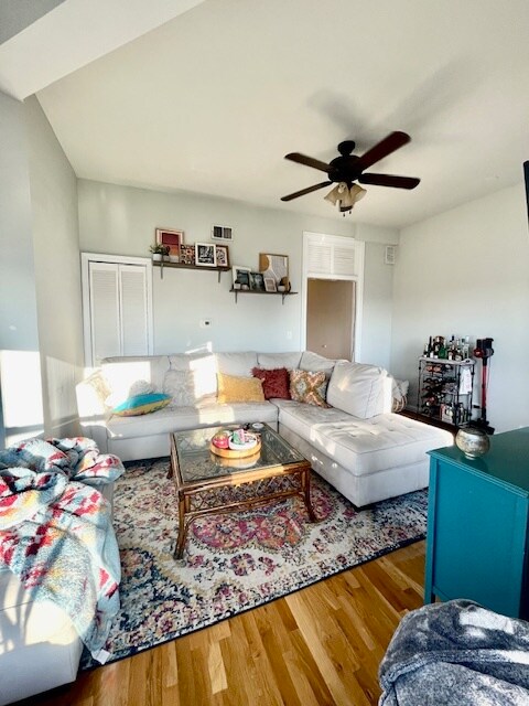 Foto del edificio - 3359 N Southport Ave