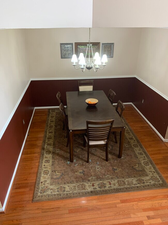 Dinner Area with Chair rail - 225 Fountayne Ln