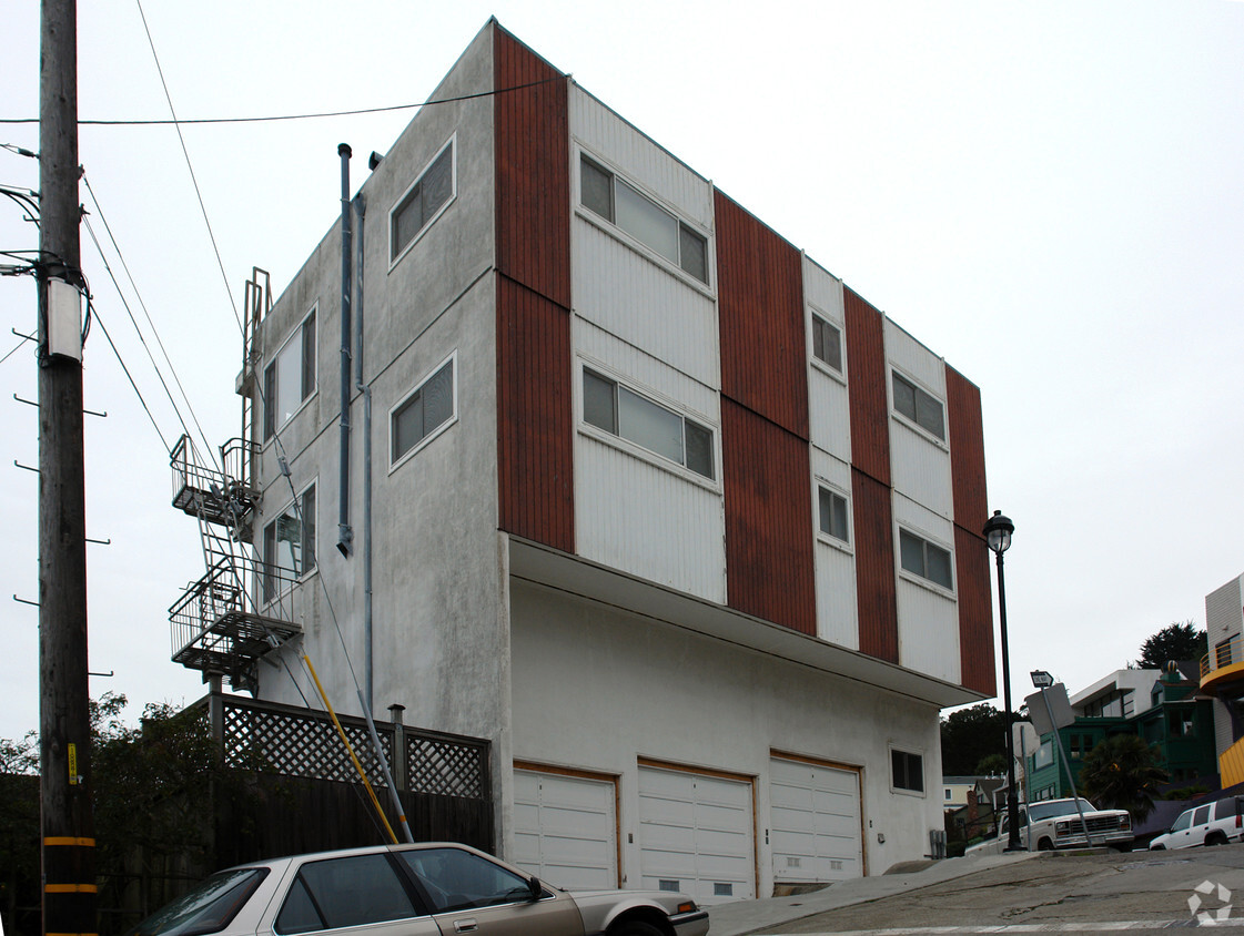 Building Photo - Sweeping View