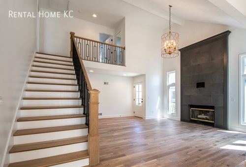 Building Photo - Stunning totally updated Waterfront Villa ...