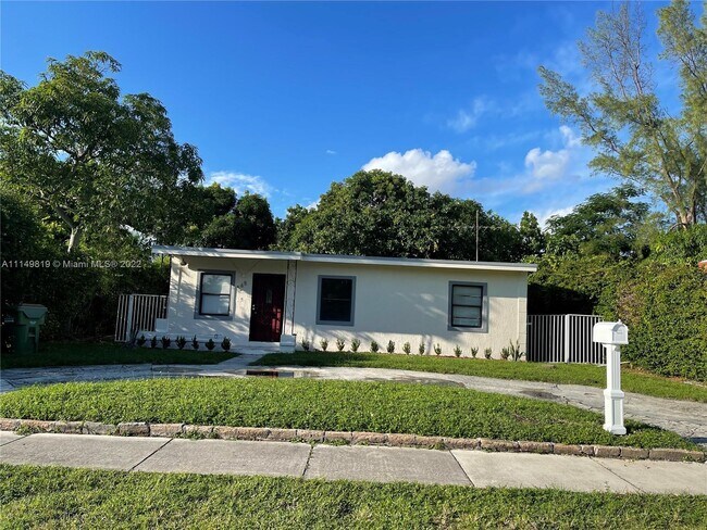 Building Photo - 565 NW 129th St
