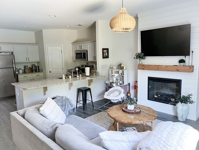 Building Photo - 3 Bedroom Townhome