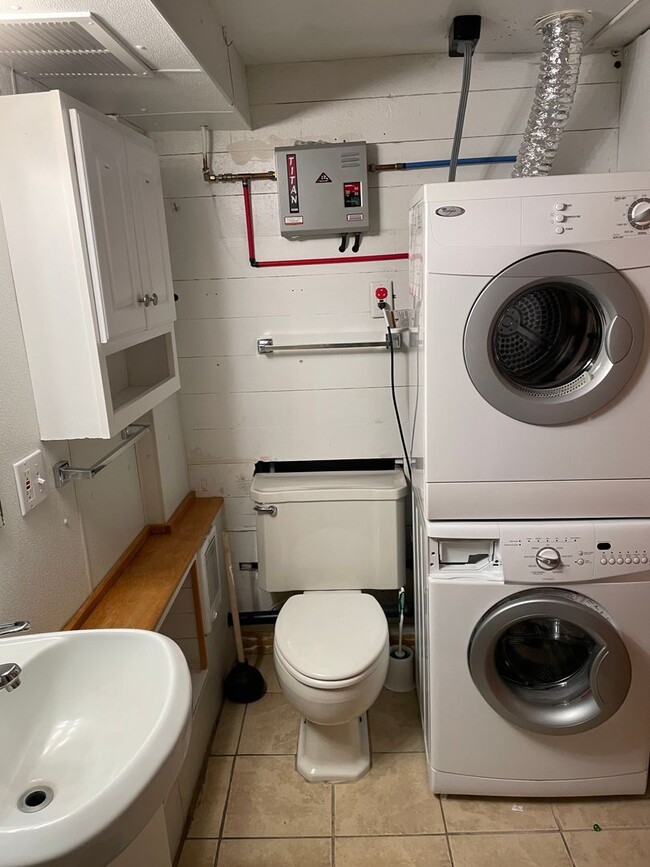 Building Photo - Basement Apartment for Rent!!! PENDING APP...