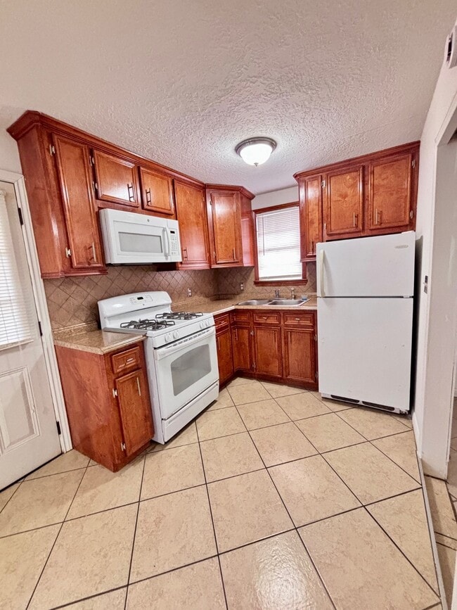 Building Photo - 7618 Linden St