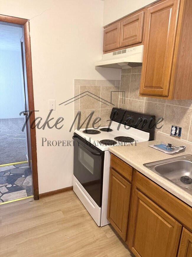 Foto del edificio - Charming 2-Bed, 1-Bath Home for Rent in All-Brick Fourplex