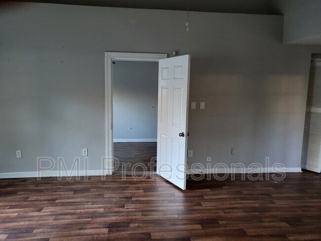 Building Photo - 2721 Hartford Dr