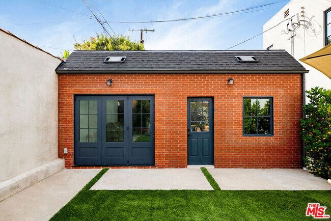 Building Photo - 1018 S Stanley Ave